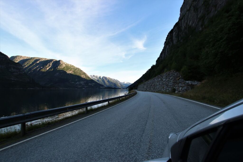 estrada em direcao a trolltunga na noruega