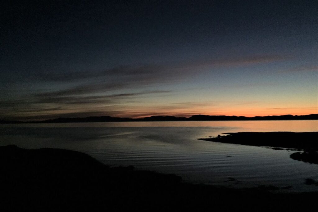 nascer do sol na estrada na noruega