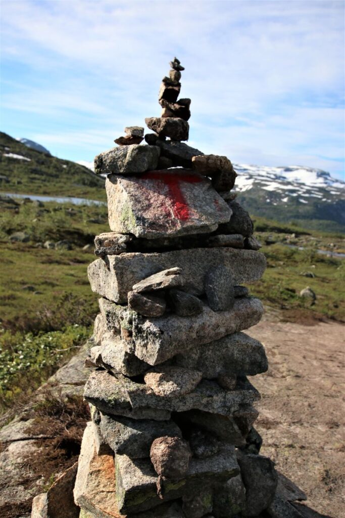 marcacoes na trilha de trolltunga
