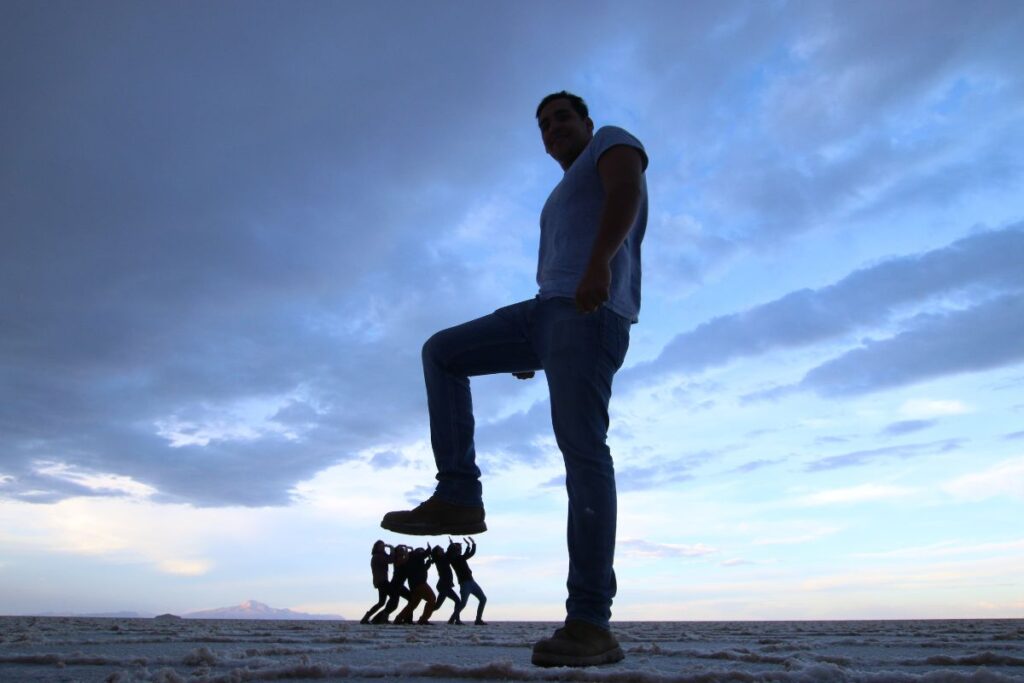 foto em perspectiva no salar de uyuni, na bolivia