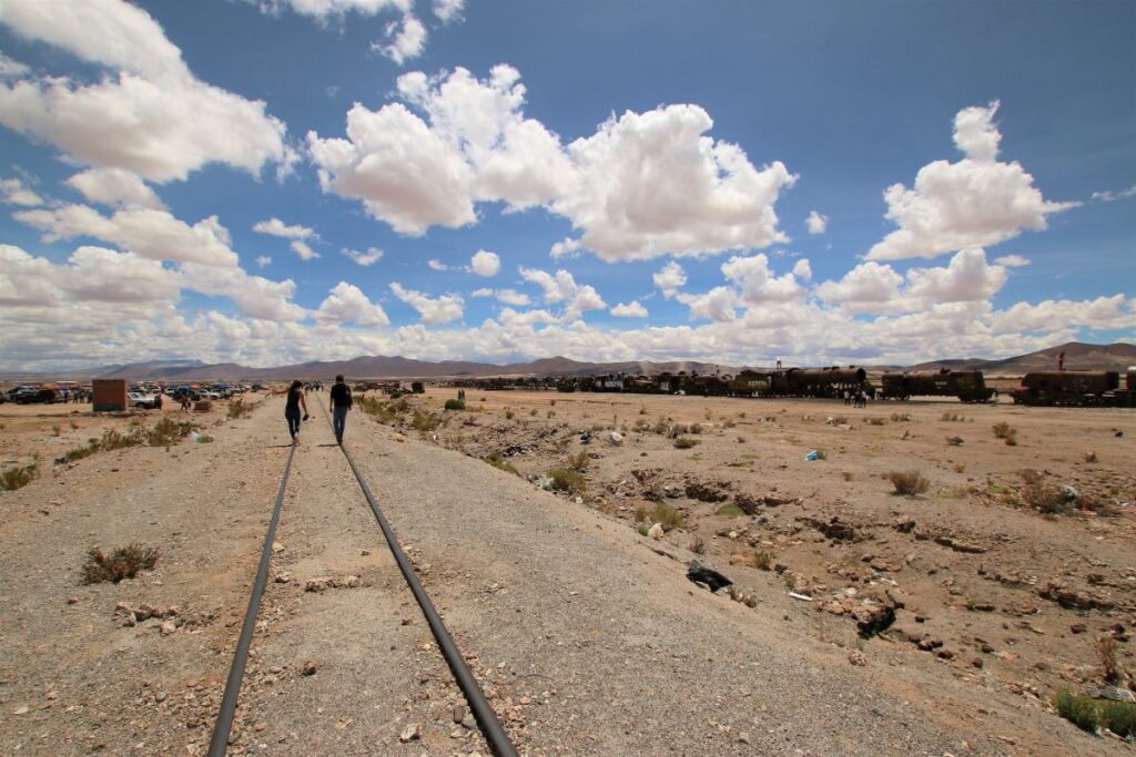 cemiterio de trens no salar de uyuni, na bolivia