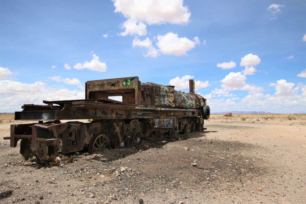 cemiterio de trens no salar de uyuni, na bolivia