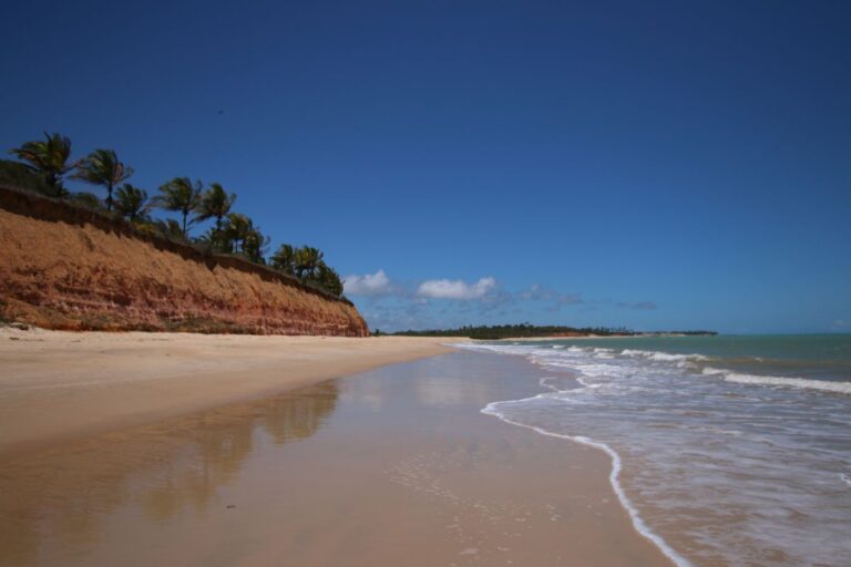 praia de cumuruxatiba na bahia
