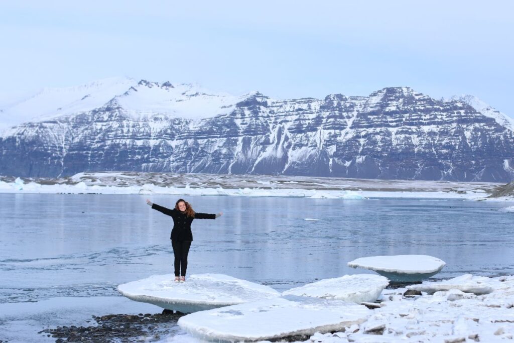 fe spolaor, autora do cachos aventureiros, em uma geleira na islandia