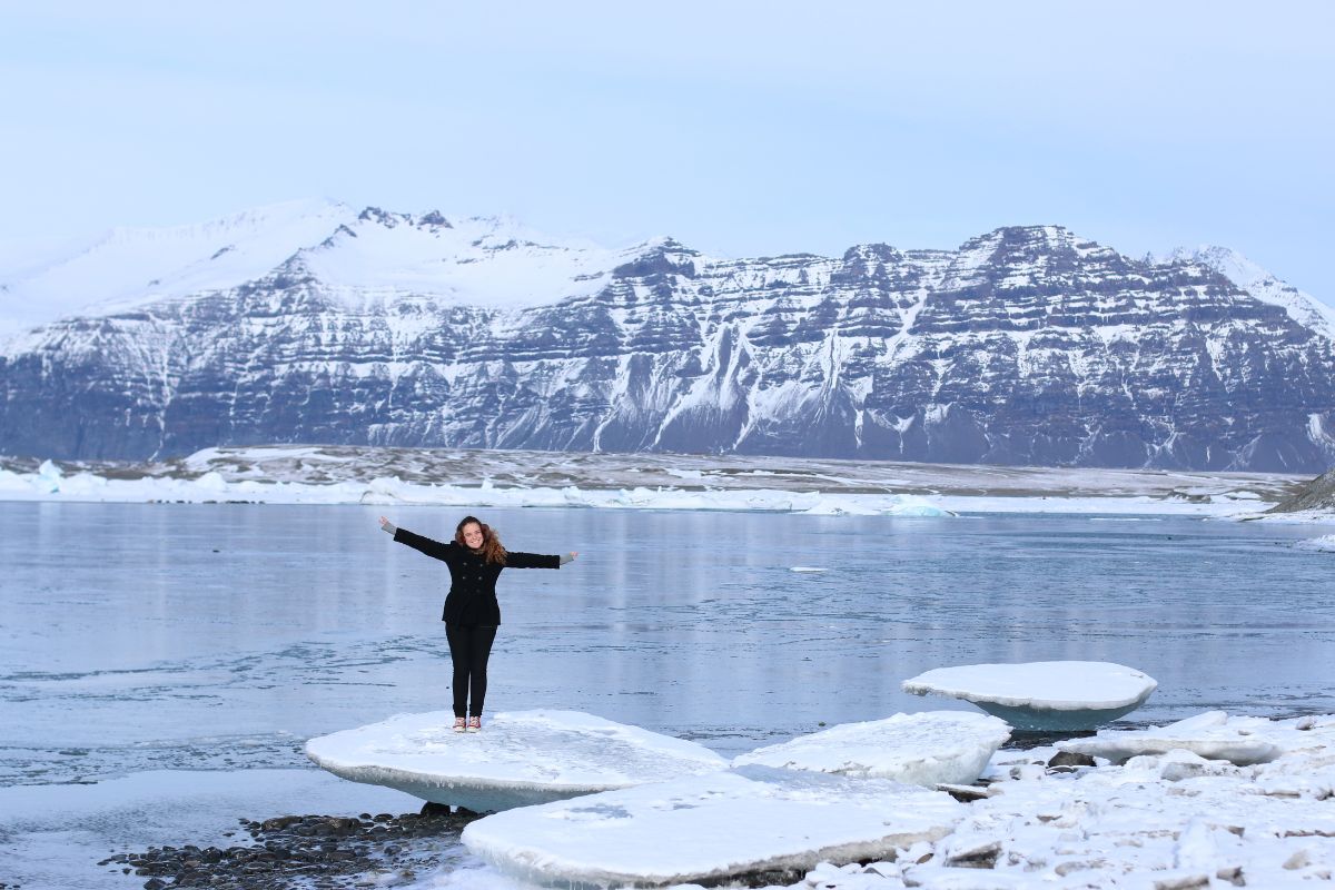 fe spolaor, autora do cachos aventureiros, em uma geleira na islandia