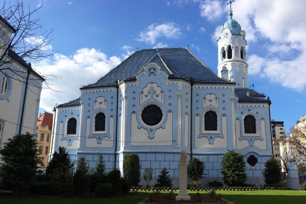 igreja azul em bratislava na eslovaquia