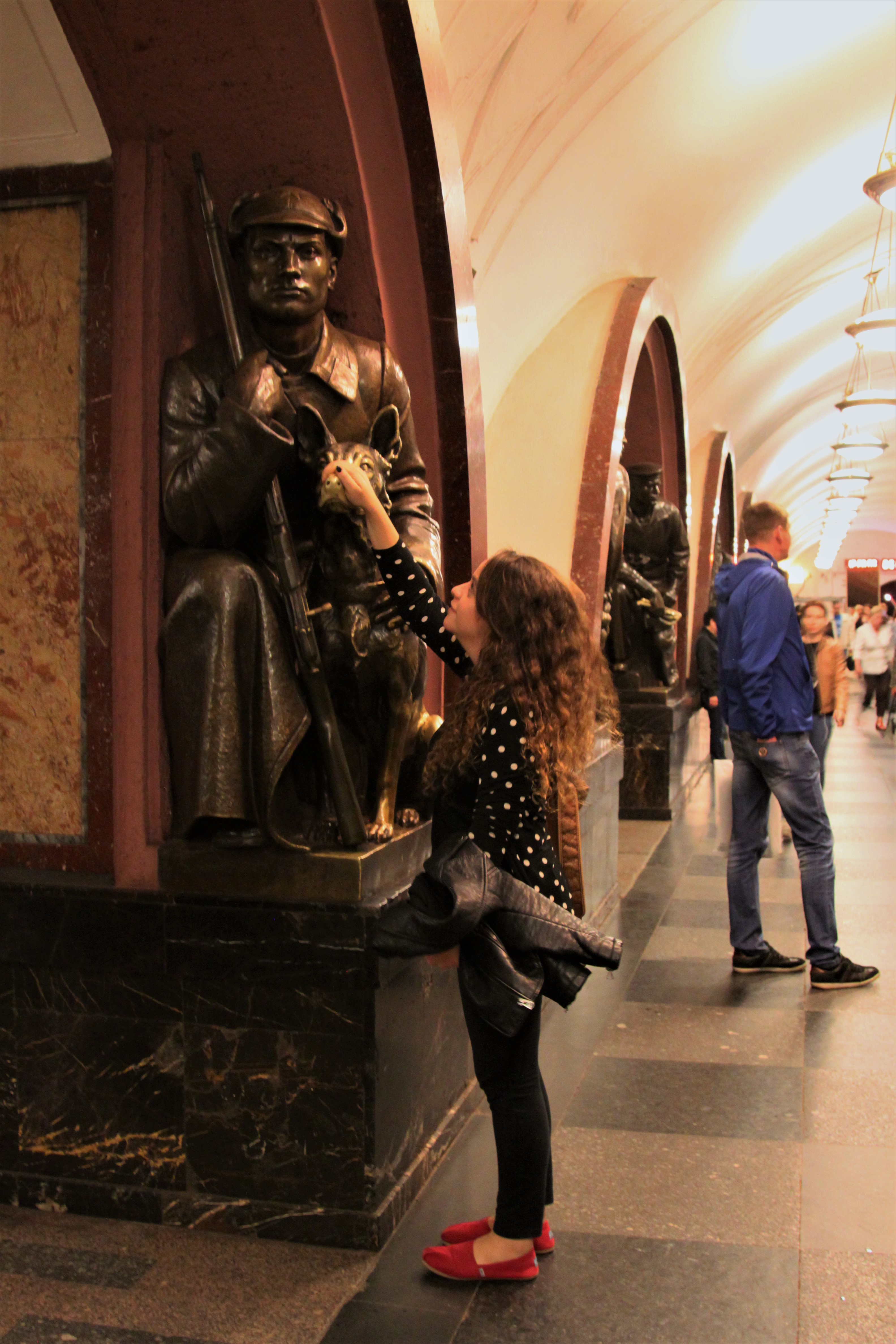 estátua cachorro metrô de moscou