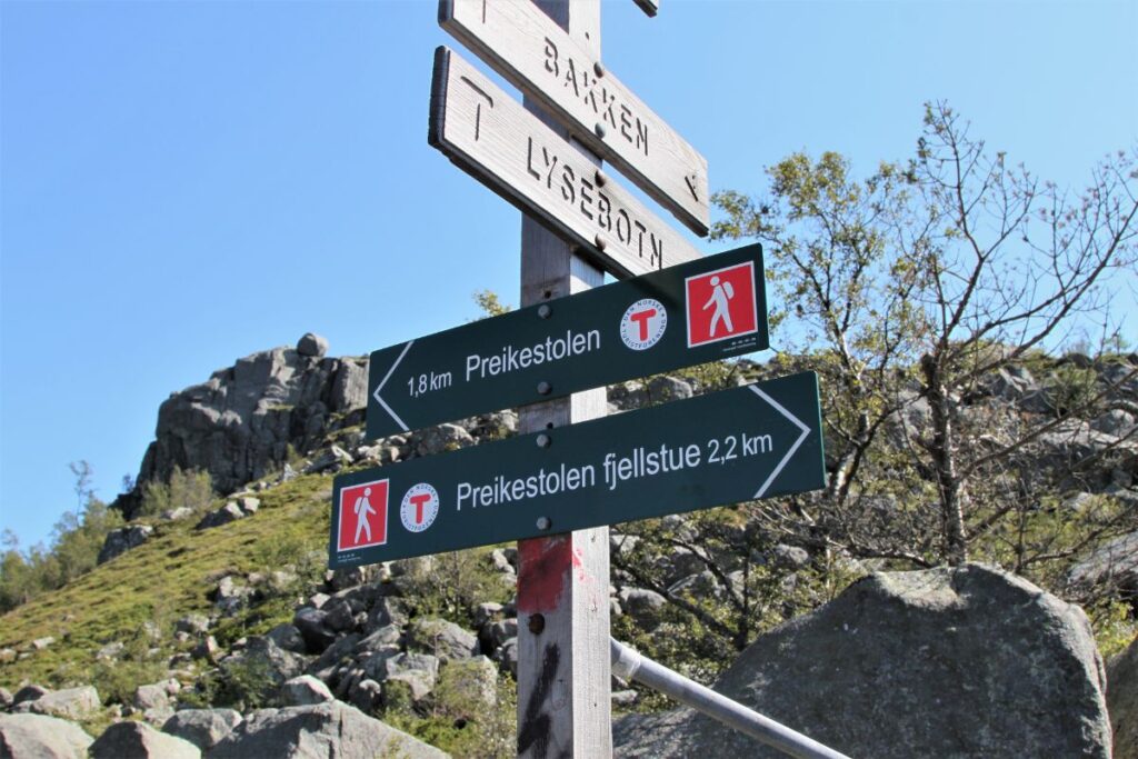 placas ao longo da trilha de Preikestolen, na Noruega