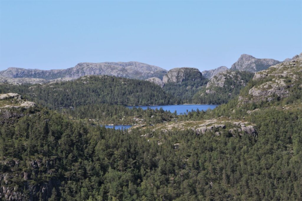 vista dos lagos durante a trilha de Preikestolen na Noruega