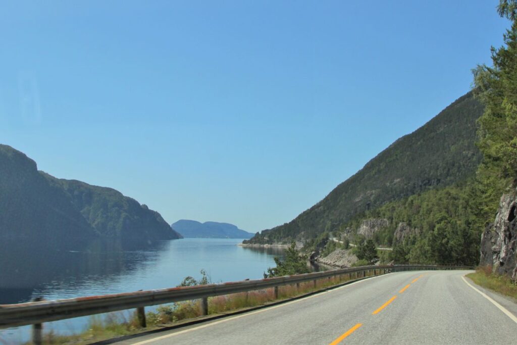vista dos fiordes na estrada na Noruega