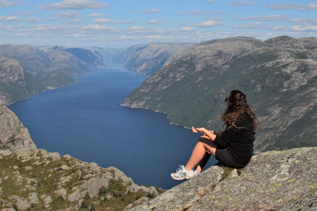 Fe Spolaor, autora do Cachos Aventureiros, na trilha de Preikestolen, na Noruega