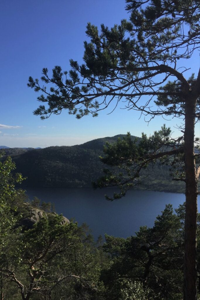 vista do lago ao longo da trilha de Preikestolen, na Noruega