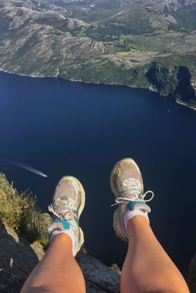vista do topo da trilha de Preikestolen, na Noruega