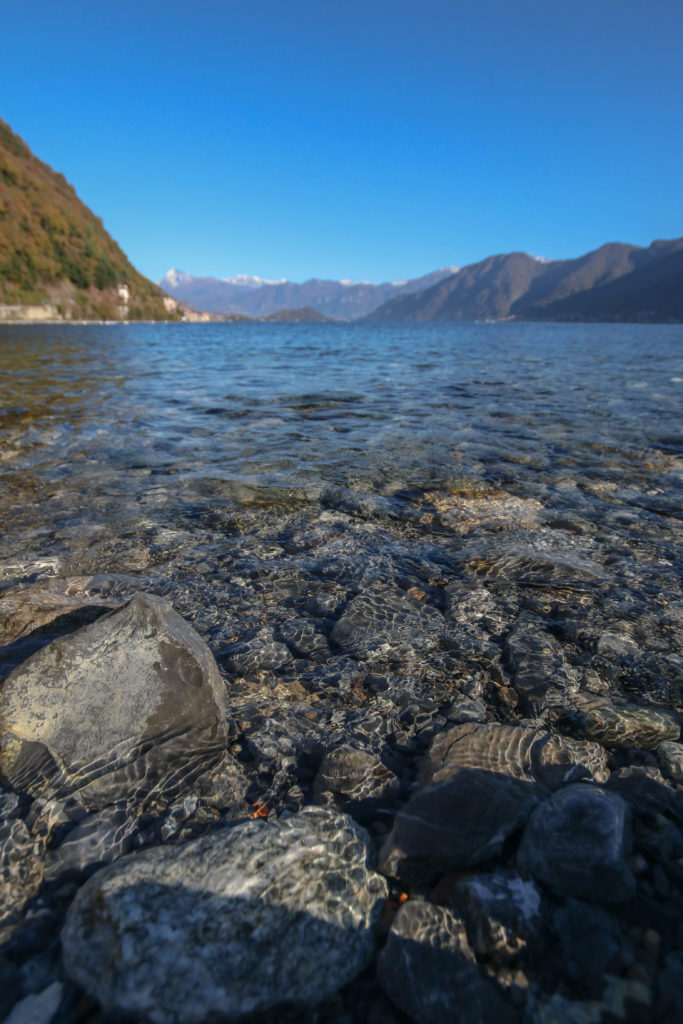 lago di como no inverno