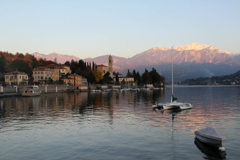 lago di como no inverno