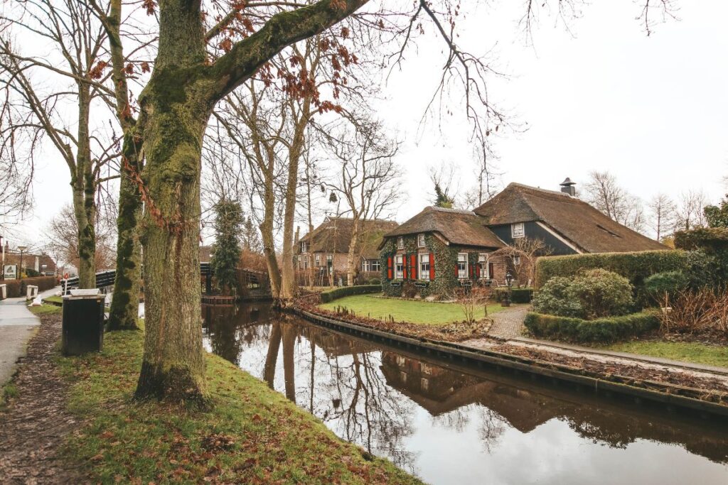 casas tradicionais de Giethoorn, na holanda