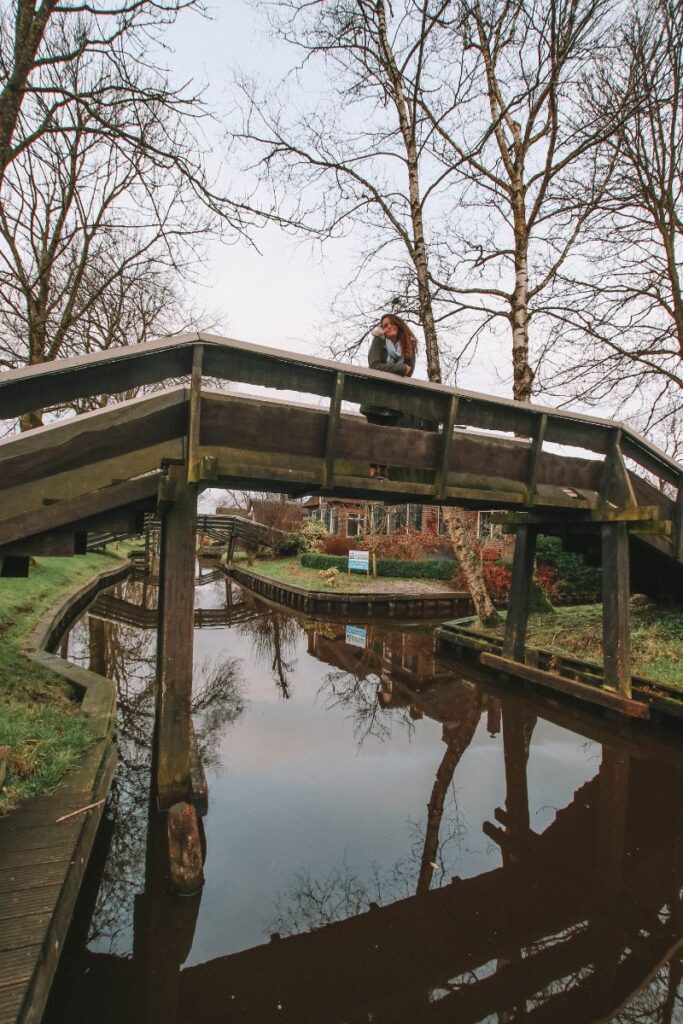 fe spolaor, autora do cachos aventureiros, na vila de giethoorn na holanda