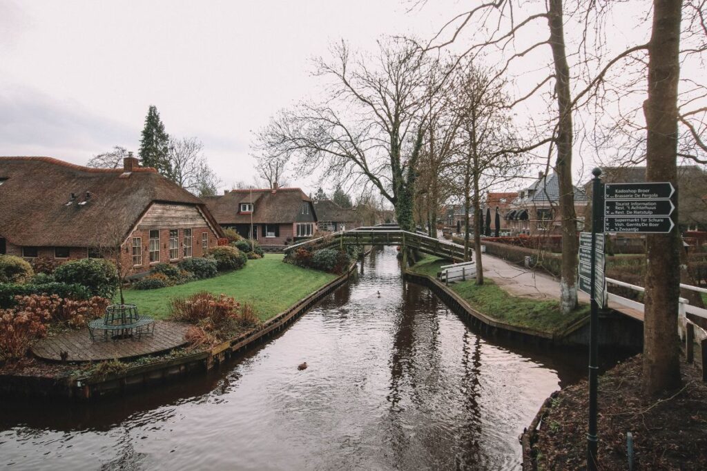 casas tradicionais de Giethoorn, na holanda