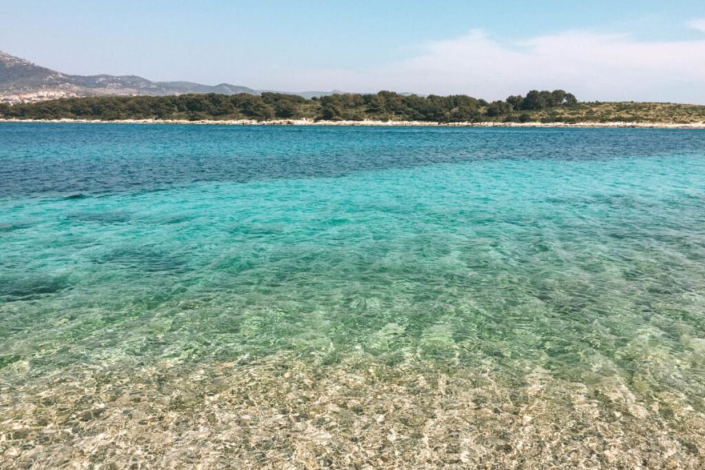 praia na ilha de hvar na croacia
