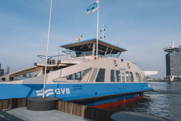 barca do transporte publico na holanda