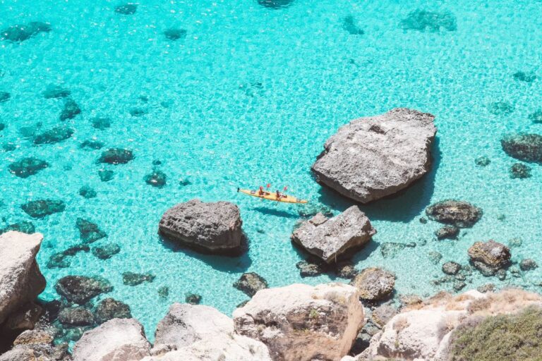 caiaque em uma praia cristalina da sardenha, na italia