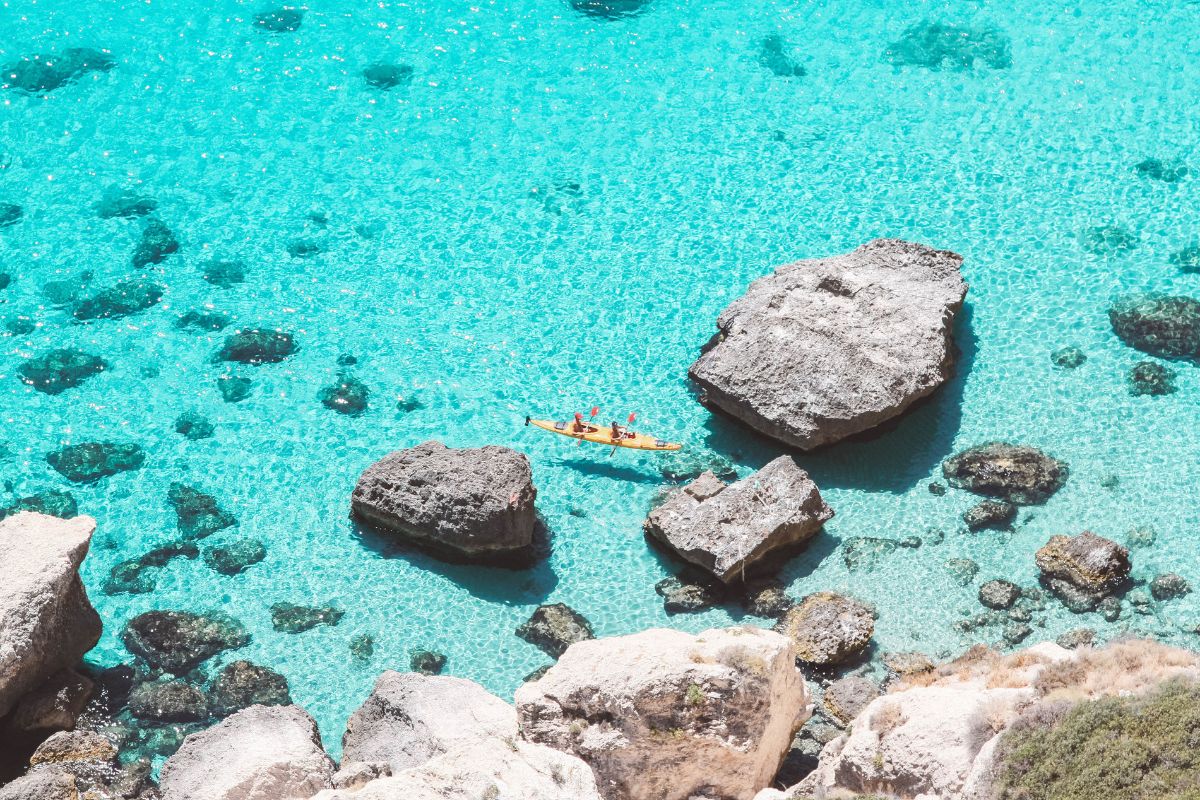caiaque em uma praia cristalina da sardenha, na italia