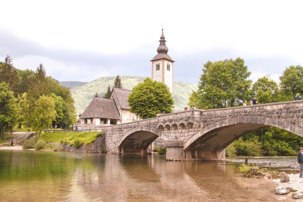 Igreja de São João Batista no Lago Bohinj, na eslovenia