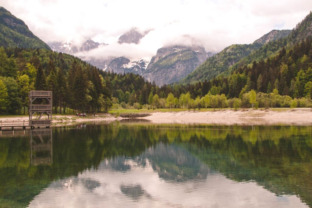 Lago Jasna em um dia nublado de primavera, na Eslovenia
