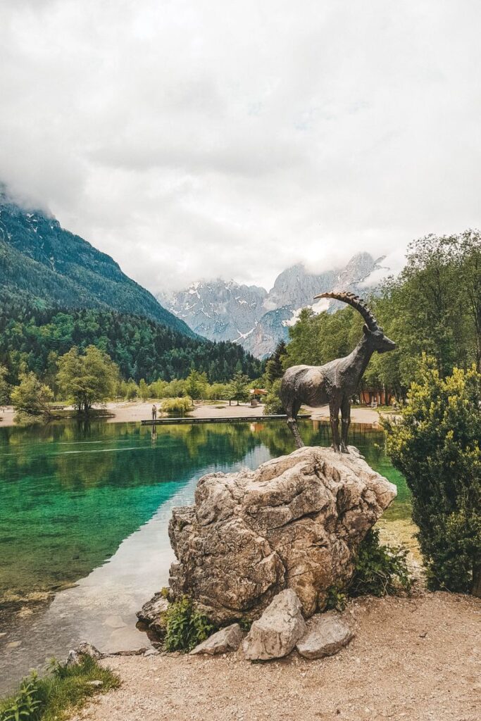 Lago Jasna, no parque triglav na Eslovênia
