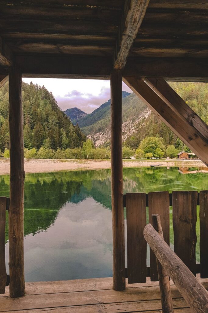 Lago Jasna durante a primavera na Eslovenia