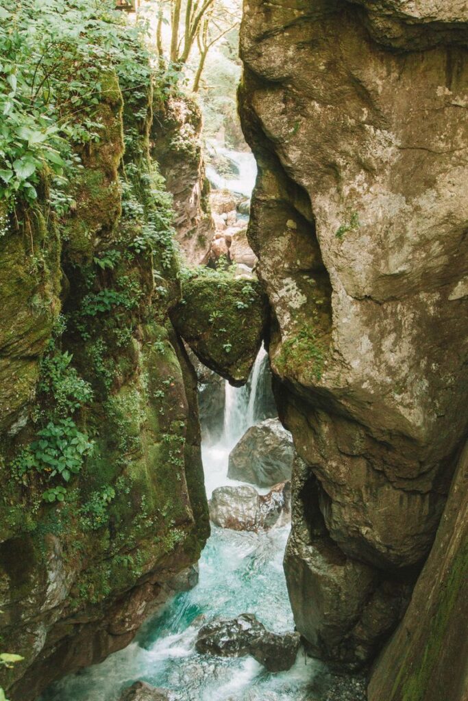 visitando o tolmin gorge na eslovenia