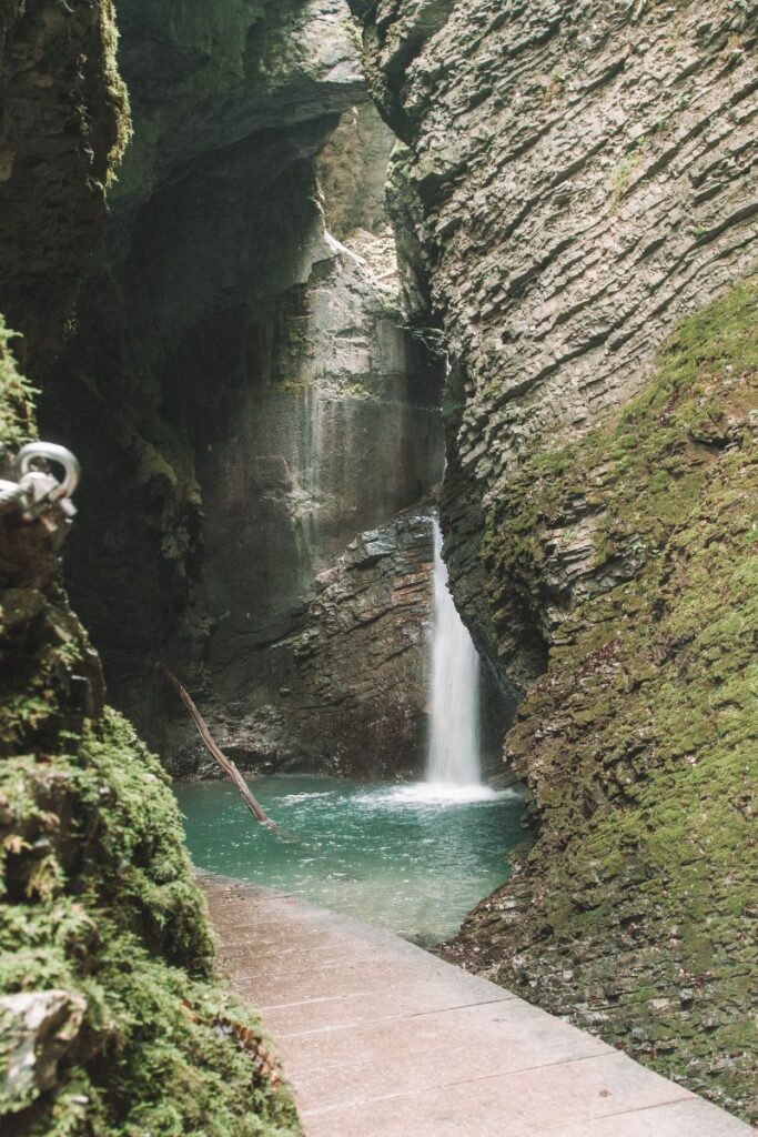cachoeira kozjak no vale do rio soca, na eslovenia