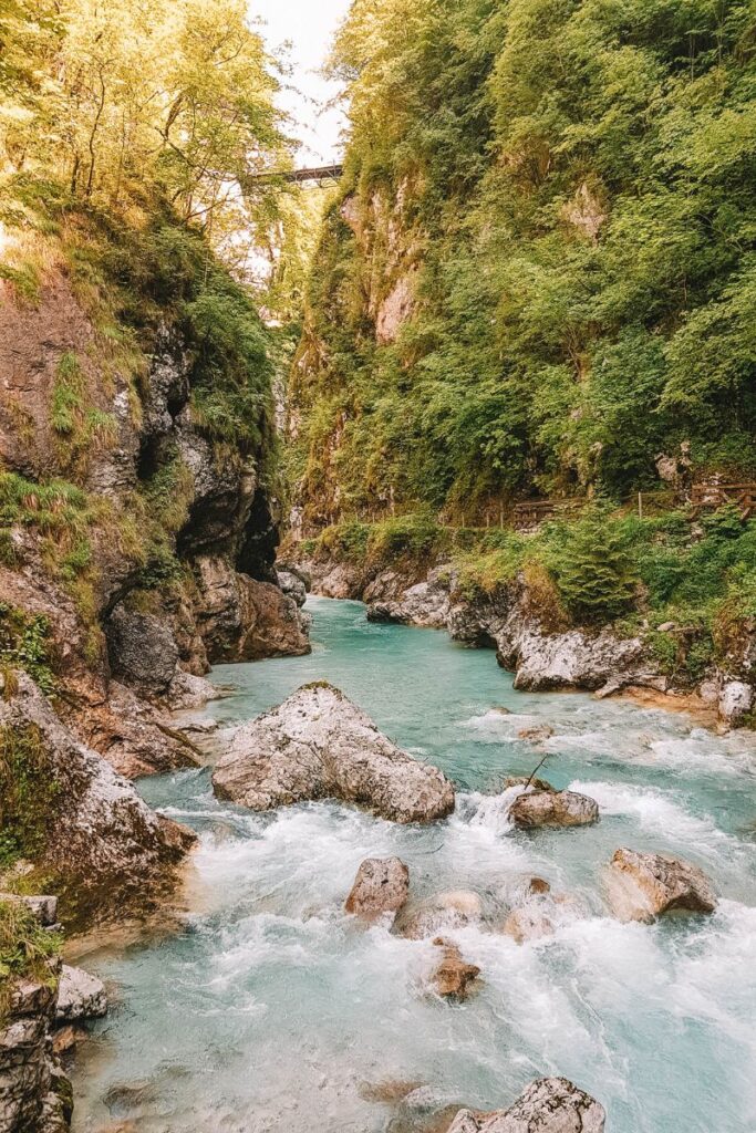 rio tolmin no vale do rio soca na eslovenia