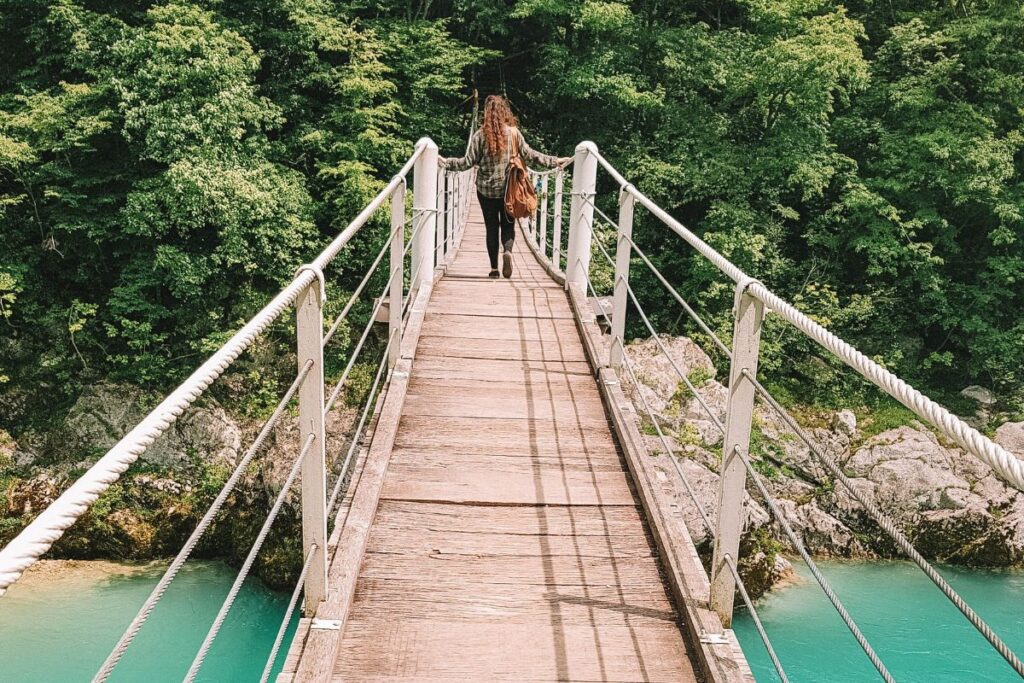 ponte suspensa no rio soca, na eslovenia