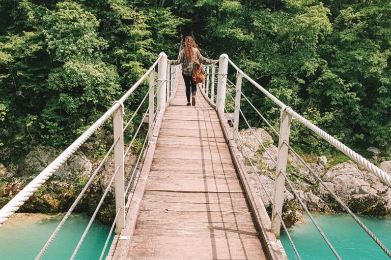 ponte suspensa no rio soca, na eslovenia