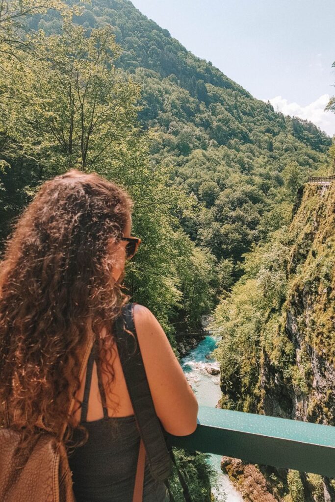 fe spolaor, autora do cachos aventureiros, no vale do rio soca na eslovenia