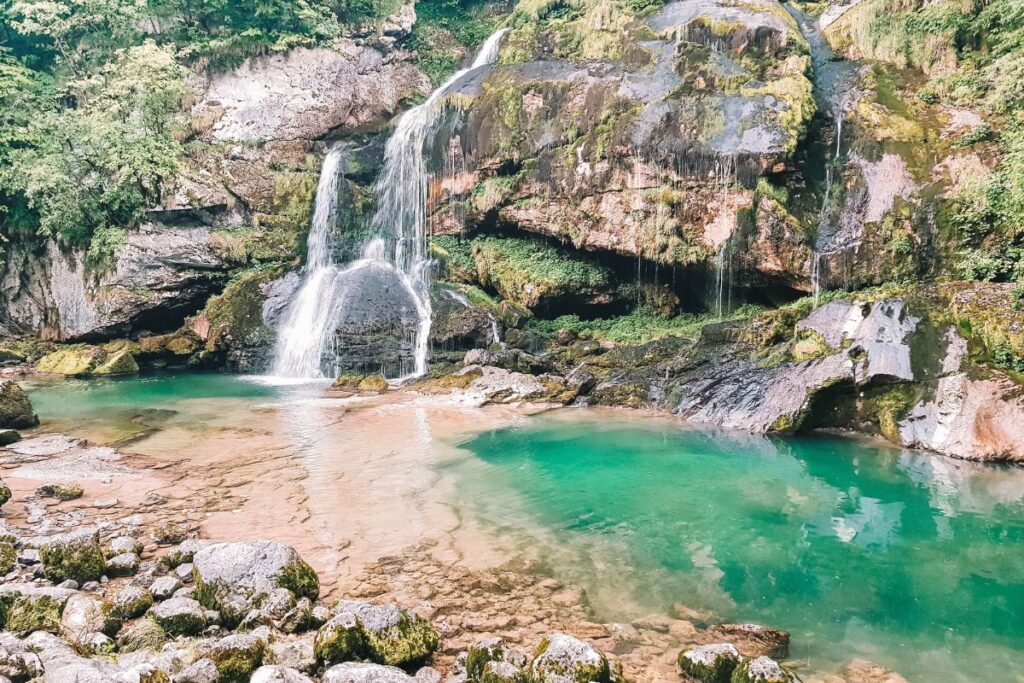 cachoeira virje, no vale do rio soca, na eslovenia