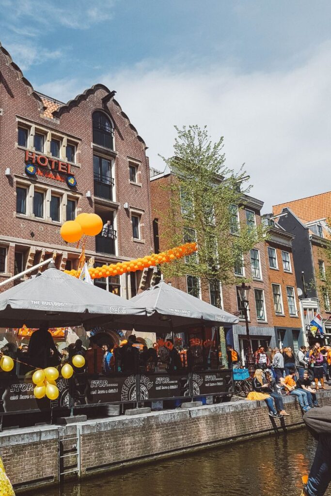 bares de amsterdã lotados durante o Dia do Rei