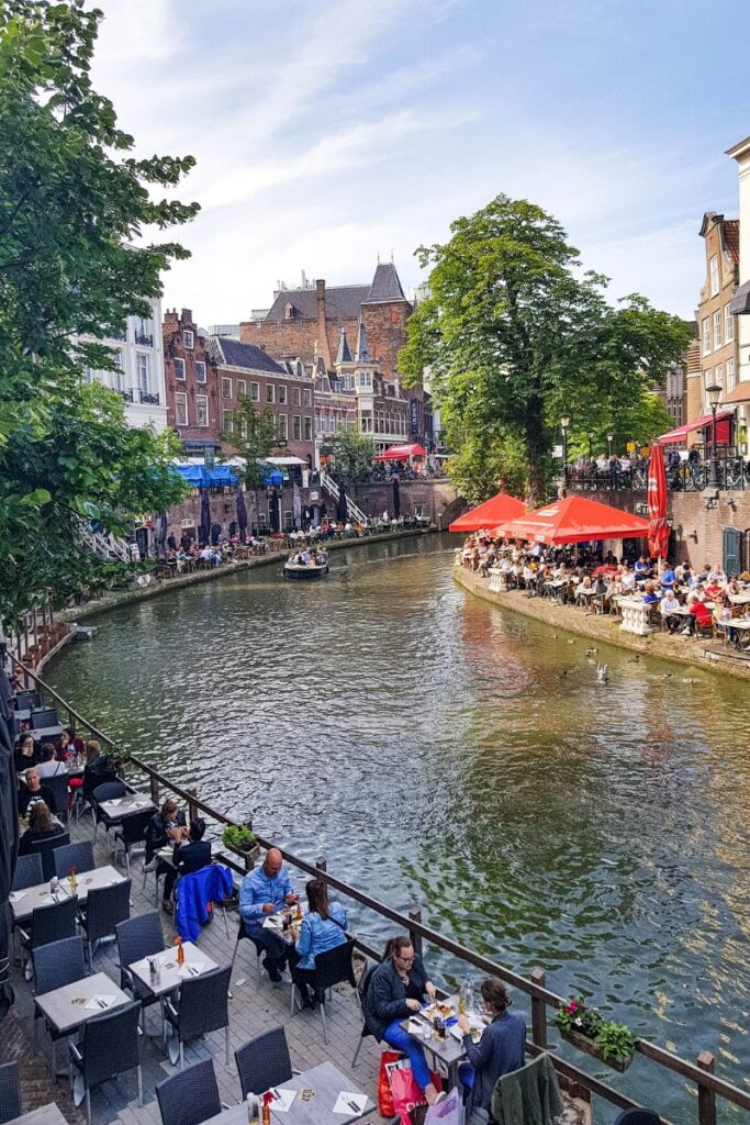 bares cheios em um dia de verão em Utrecht