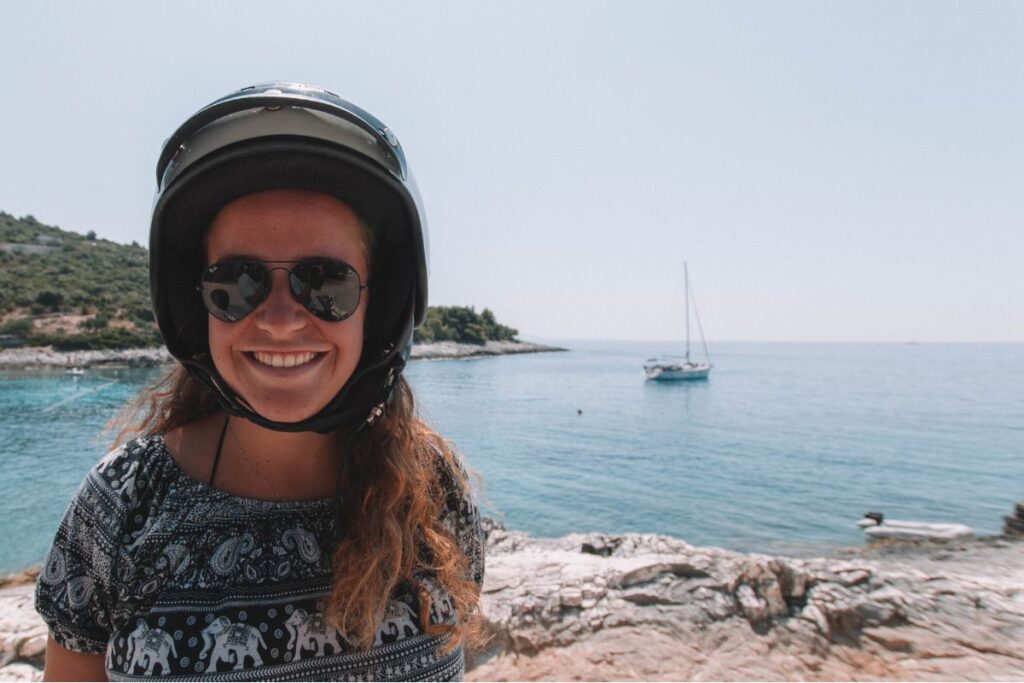 dirigindo de moto pela ilha de hvar