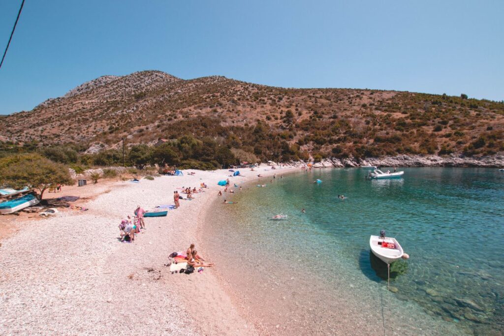 praia paradisiaca em hvar na croacia