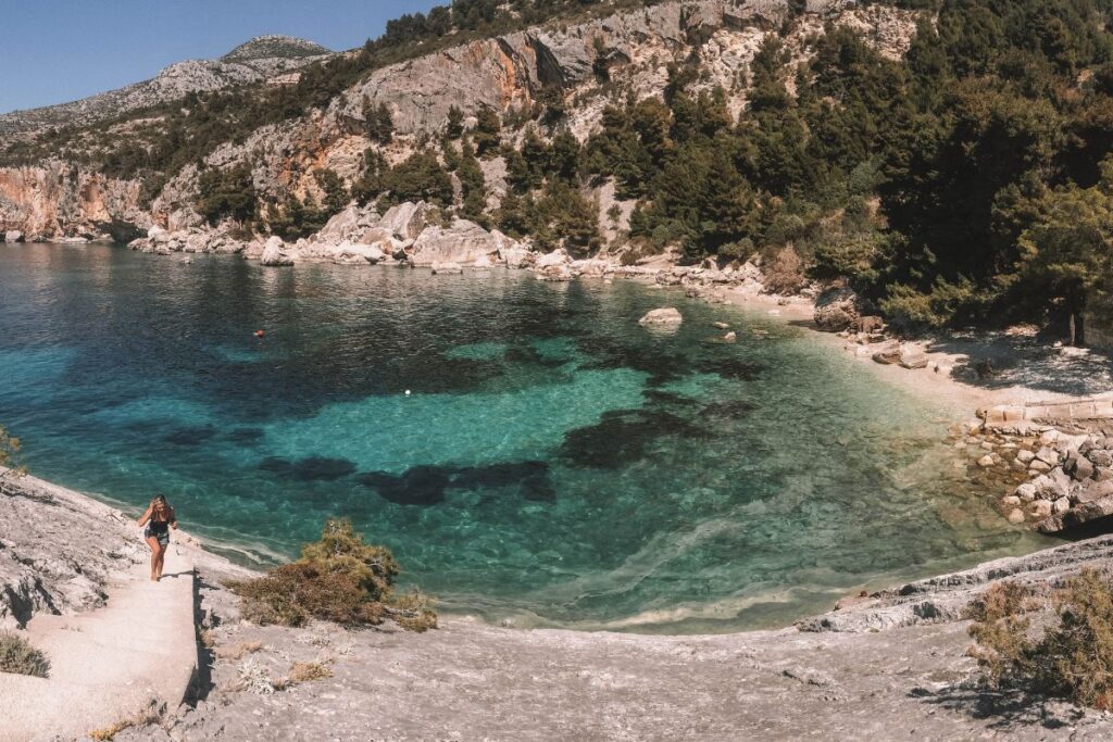 praia de zarace na ilha de hvar na croacia