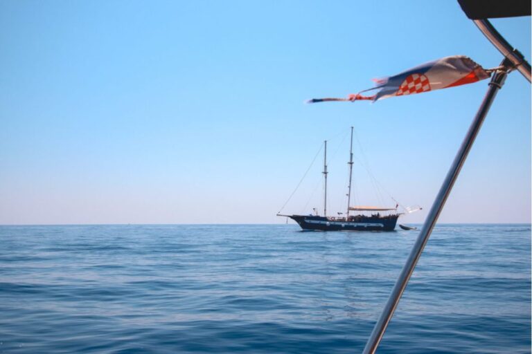 passeio de barco em hvar na croacia