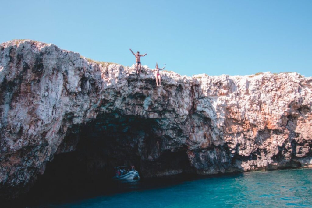 caverna verde em hvar na croacia