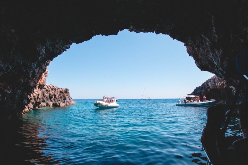 caverna verde em hvar na croacia
