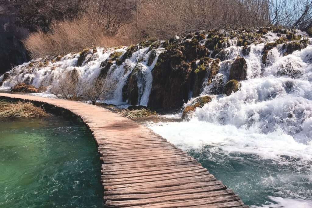 cachoeira nos lagos plitvice na croacia