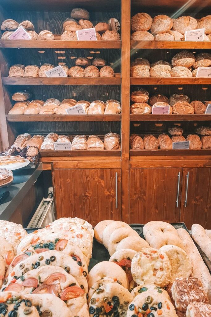 pães e tortas no Bisschopmolen em maastricht, na holanda