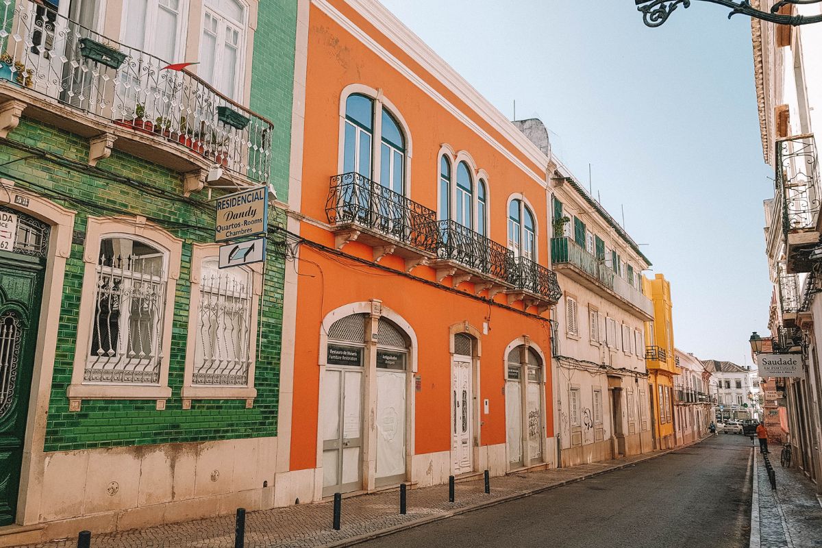 casinhas coloridas em Faro, no Algarve, em Portugal
