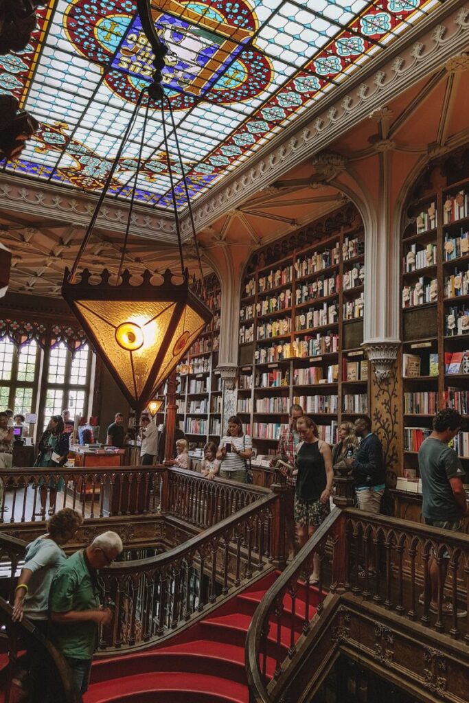 interior da livraria lello em Porto