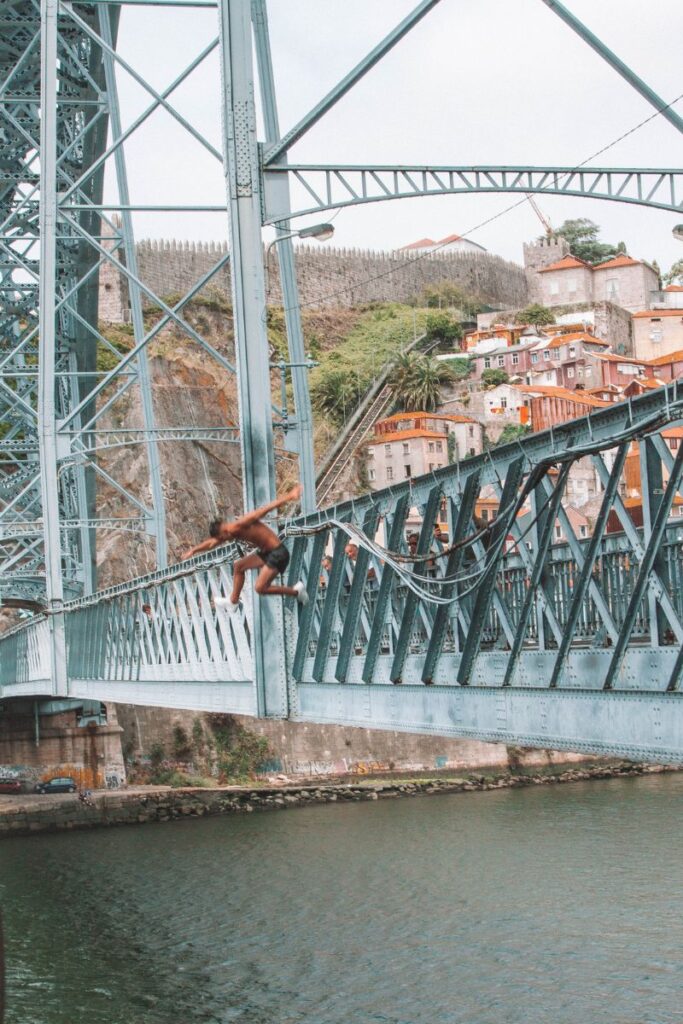 meninos pulando da Ponte Dom Luís no Porto